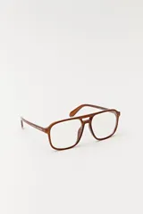 Lentes de sol aviador con montura de carey y lentes marrones.