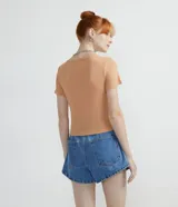 Blusa color durazno de viscosa con escote en V y mangas cortas.