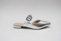 Sandalias plateadas con punta fina, tira sobre el empeine con hebilla y pequeño taco cuadrado.