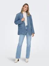Blazer celeste de denim con cuello solapa, manga larga con hombros caídos, cierre con botones y bolsillos laterales.