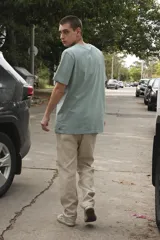 Remera color arena de algodón, corte clásico y mangas cortas.