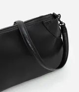 Bolso de hombro negro con textura croco, confeccionado en poliuretano. Cuenta con cierre de hebilla, asa de mano y correa larga desmontable.