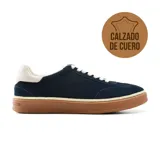 Zapatillas urbanas de cuero azul marino con detalles en blanco en el talón y cordones blancos. Suela de goma marrón.