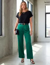 Blusa negra de crepe, con cuello a la base y manga corta.