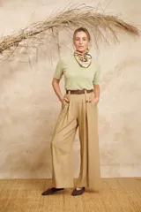 Remera celeste de hilo fino con cuello redondo y mangas cortas.