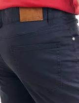 Pantalón de vestir de corte slim fit, color negro.