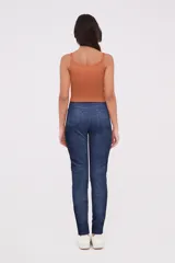 Musculosa blanca de algodón con elastano, breteles finos, corte cropped, cuello redondo y bordado frontal con texto y flores.