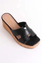 Sandalia dorada con plataforma de corcho y tiras cruzadas.