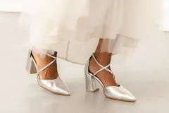 Zapato de gamuza azul marino con escote en V, tiras cruzadas diagonales y taco cuadrado de 8cm.