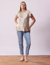 Blusa color naranja óxido de satén, marca Alex & Lili. Manga corta amplia con volados. Corte bajo el busto. Espalda con abertura ojal y botón.