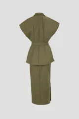 Conjunto color verde militar compuesto por un blazer sin mangas con cuello solapa, cierre cruzado con botón y cinturón con hebilla dorada, y una falda midi de corte recto.