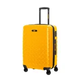 Maleta rígida con ruedas, color amarillo, con diseño texturizado en forma de rombos. Tiene manija retráctil, candado de seguridad y logo de la marca.