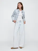 Remera blanca de algodón con cuello redondo y mangas cortas.