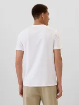 Remera negra de algodón con logo GAP estampado en blanco en el pecho.
