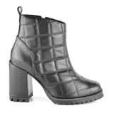 Bota de cuero color nude con diseño acolchado y tacón alto, ideal para un look casual.