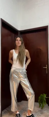 Pantalón dorado de calce relajado con cintura elástica y bolsillos delanteros y traseros.