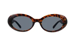 Lentes de sol con armazón de estilo vintage en diseño de carey y lentes oscuros.