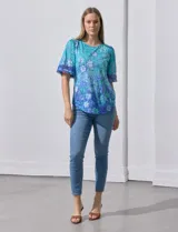 Blusa de modal estampado marca Ruby Rd, con mangas cortas terminadas en crochet.