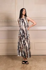 Vestido midi sin mangas con estampado animal print marrón y blanco, cuello redondo y ribetes negros.