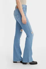 Jean acampanado de tiro alto color celeste claro con roturas en las rodillas.