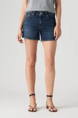 Shorts de jean de tiro alto, color azul oscuro, con corte a la rodilla.