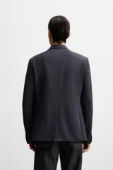 Blazer slim fit color verde oliva confeccionada en tejido con viscosa. Cuello con solapas de muesca, manga larga acabada en puño con detalle de botones, bolsillo de vivo en pecho y de solapa en cadera. Detalle bolsillo interior, bajo con aberturas en espalda y cierre frontal con botones.