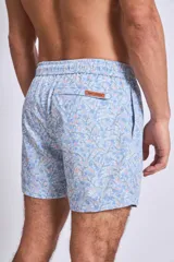 Short de baño azul marino con rayas verticales blancas, corte a la mitad del muslo y pretina elástica.