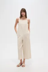 Mono de viscosa color verde oliva, con breteles anchos, corte holgado, cierre lateral y cuello recto. Diseño a rayas verticales.