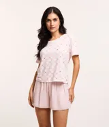 Blusa de pijama femenina de viscosa con cuello redondo, mangas cortas y estampado floral de cuadros en tonos rosados.