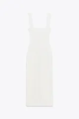 Vestido midi de punto color blanco, con escote cuadrado y tirantes anchos.