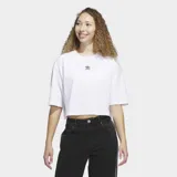 Remera Adidas Essentials de corte cropped, color blanco, con logo pequeño en el centro del pecho.