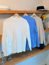 Sweater beige de punto con textura de rombos en relieve y cuello alto.
