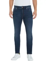 Pantalón de jean azul de corte recto, con efecto desgastado, diseño de cinco bolsillos y cierre de botón y cremallera.