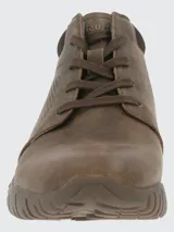 Bota acordonada de cuero color marrón oscuro, con puntera redonda y suela de goma.