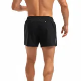 Short deportivo negro con cintura elástica y logo de la marca en la pierna izquierda.