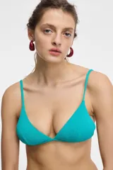 Top de bikini triangular color turquesa con textura arrugada y tirantes finos.