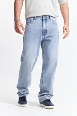 Pantalón de jean negro con corte amplio y tiro medio. Confeccionado en 100% algodón, con pasacinto y bolsillos delanteros y traseros.