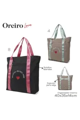 Bolso tipo tote bag negro con estampa de texto y corazón rojo. Tiene asas de color rosa con texto en blanco.