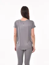 Remera color salmón de corte clásico con cuello redondo y mangas cortas.