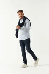 Camisa celeste a cuadros, de corte slim fit, manga larga y logo bordado. Confeccionada en 100% algodón.