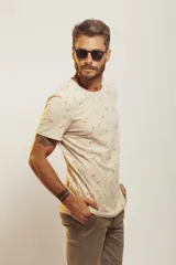 Remera celeste con estampado de figuras geométricas en tonos naranja y verde.