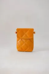 Cartera mini color rojo, capitoneada, porta celular y documentos, con correa regulable.