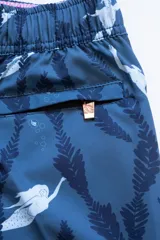 Short de baño azul con estampado de sirenas y algas, cintura elástica con cordón ajustable, bolsillos laterales y trasero con cierre, suspensor de malla fina hipoalergénica.