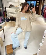 Sweater beige de hilo de algodón tejido con la bandera de Uruguay en el frente.