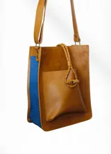 Matera de cuero color marrón con un bolsillo interior para celular, diseño elegante y práctico.