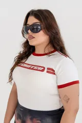Remera blanca de corte cropped con cuello y mangas con ribete rojo. Estampado frontal con la palabra "BEBOTEO" en rojo.