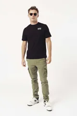 Pantalón cargo color verde oliva, corte slim fit, con bolsillos laterales con fuelle y cierre con botón y cremallera.