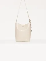 Cartera tipo tote confeccionada en cuero vacuno color crudo, con textura tipo piel de cocodrilo. Tiene correa larga al hombro y apliques metálicos con el logo de la marca. Incluye sobre interno desmontable con cierre.