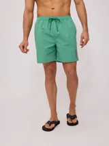 Short de baño color lila con cordón ajustable en la cintura y parche con logo de la marca en la pierna.