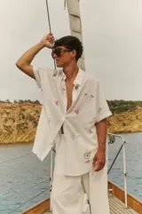 Camisa oversize blanca con estampado de mapa del tesoro con elementos náuticos y corazones.